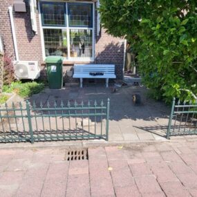 Sierhekwerk model B02 in een tuin, verzinkt en gepoedercoat