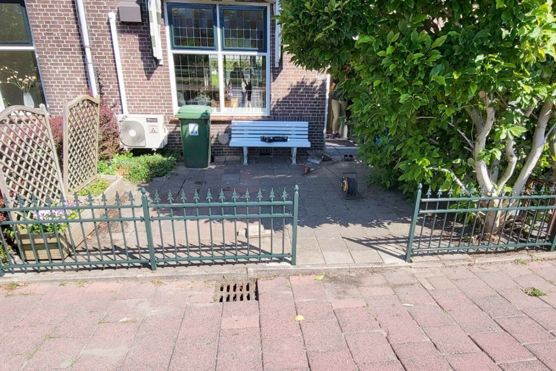 Sierhekwerk model B02 in een tuin, verzinkt en gepoedercoat