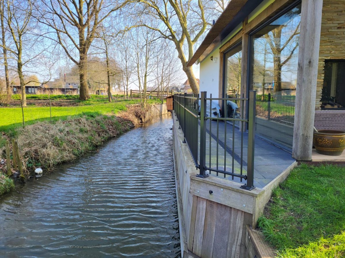 Sierhekwerk model E01 langs het water