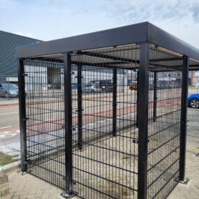 Fietsenstalling met open dubbelstaafmatvulling voor ventilatie