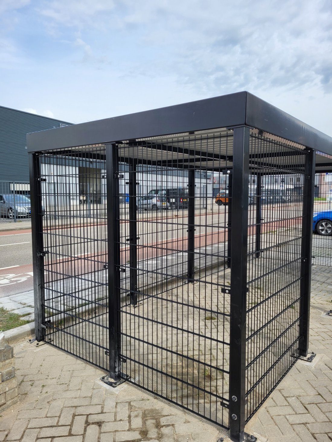 Fietsenstalling met open dubbelstaafmatvulling voor ventilatie