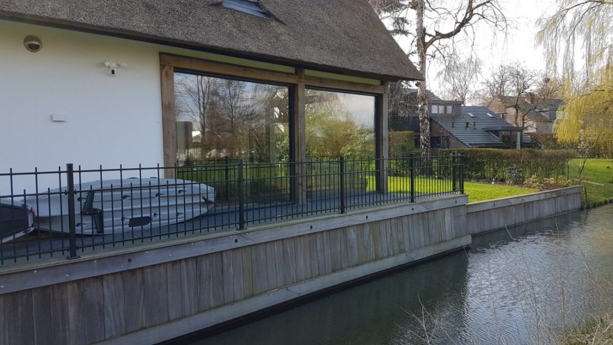 Sierhekwerk met voetplaten aan de waterkant