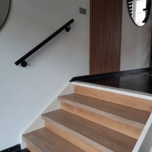 Stalen trapleuning Grou langs een houten trap